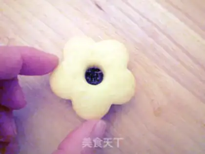 Make Blueberry bouquet with sweet cookies step 7