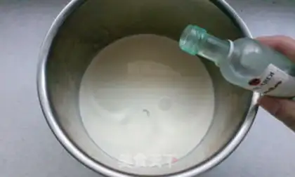Make Strawberry cream cake step 5