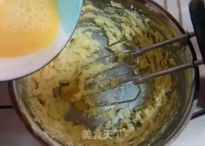 Make Caramel raisin cake step 4
