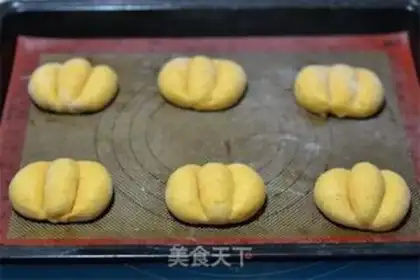 Make Halloween pumpkin bread step 5