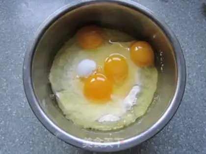 Make Onion egg pancakes step 1