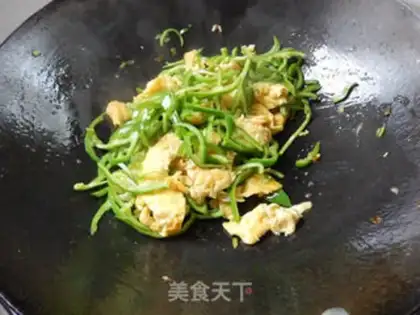 Make Hot pepper fried eggs step 12