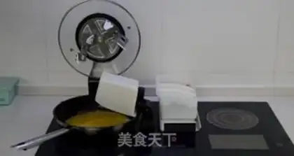 Make Tomato fried eggs step 1