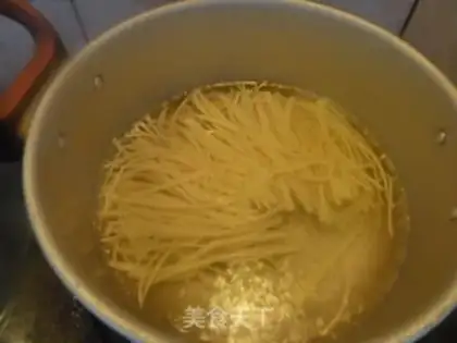 Make Spicy golden needle mushrooms step 2