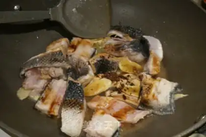 Make Garlic red burns black fish step 2