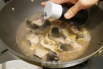 Make Garlic red burns black fish step 3