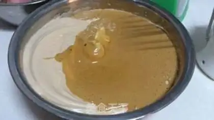 Make Halloween ghost-faced cupcakes step 3
