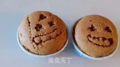 Make Halloween ghost-faced cupcakes step 8