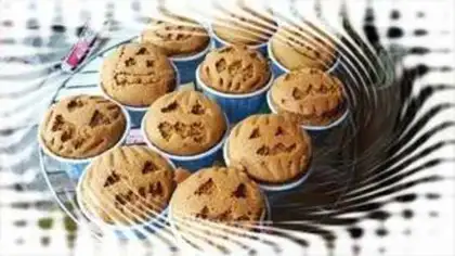 Make Halloween ghost-faced cupcakes step 9