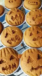 Make Halloween ghost-faced cupcakes step 10
