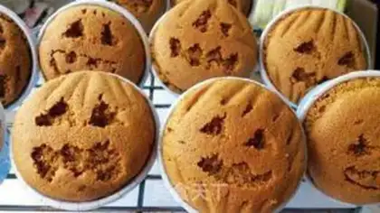 Make Halloween ghost-faced cupcakes step 11