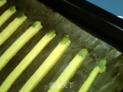 Make Green nail gold finger step 13
