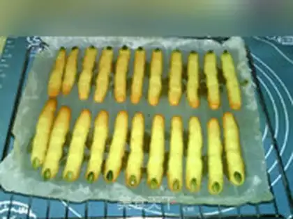 Make Green nail gold finger step 17