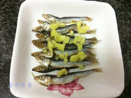 Make Scorched little fish dry step 1