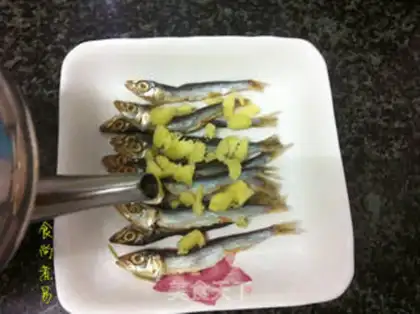 Make Scorched little fish dry step 2