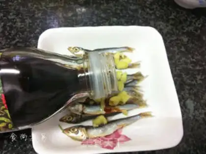 Make Scorched little fish dry step 4