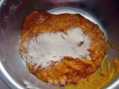 Make Pumpkin rose roll step 1