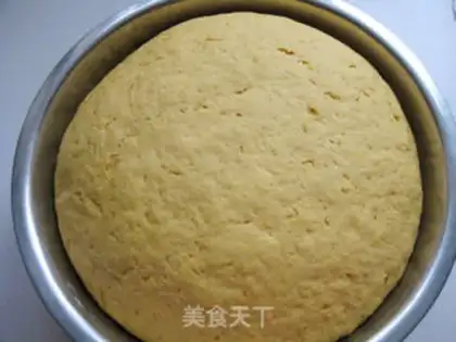 Make Pumpkin rose roll step 4