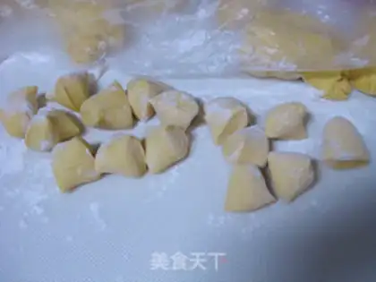 Make Pumpkin rose roll step 7