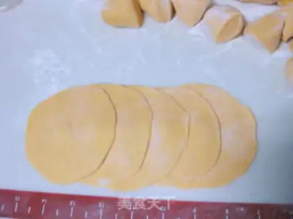 Make Pumpkin rose roll step 8