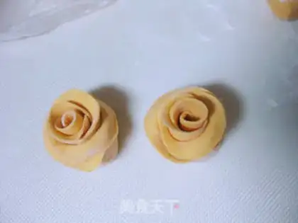 Make Pumpkin rose roll step 10