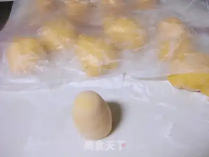 Make Pumpkin rose roll step 11