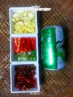 Make Beer-drink chicken wings step 0