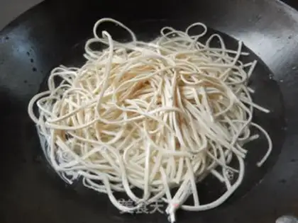 Make Carrot beef noodles step 4