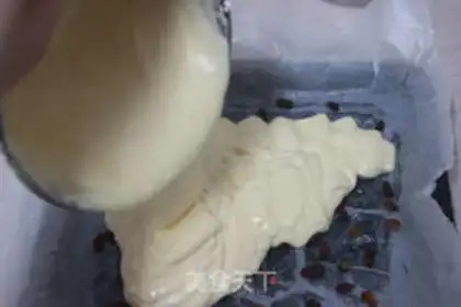 Make raisin jam cake rolls step 2