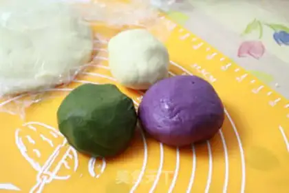 Make Little snacks that make a mess step 1