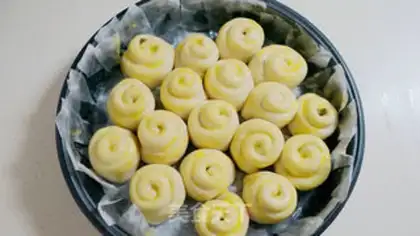 Make raisin rolls step 12