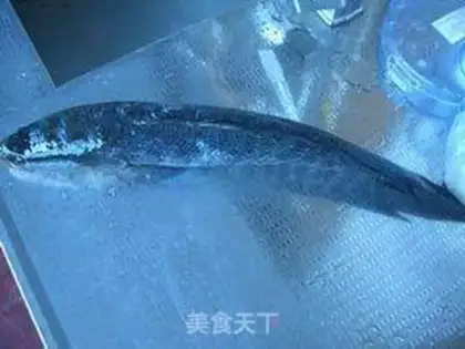 Make Garlic seeds burn black fish step 0