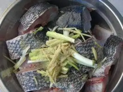 Make Garlic seeds burn black fish step 1