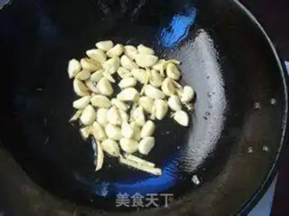 Make Garlic seeds burn black fish step 4