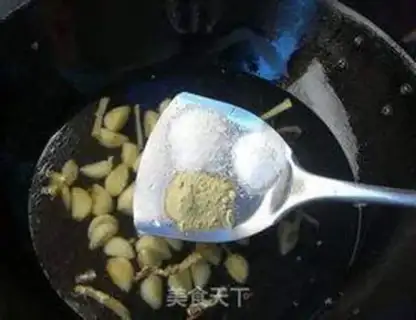 Make Garlic seeds burn black fish step 5