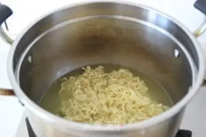 Make Nutritional hot noodles step 5