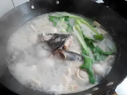 Make Frozen tofu mushroom fish soup step 1