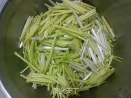 Make Garlic fried eggs step 1