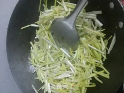 Make Garlic fried eggs step 5