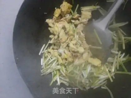 Make Garlic fried eggs step 8