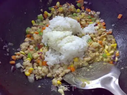 Make Curry-wet fried rice step 4