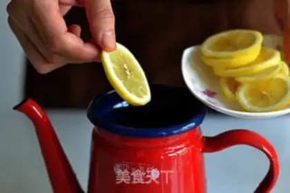 Make Lemon honey water step 1