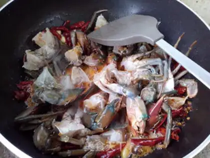 Make Crabs in the hot pot step 11