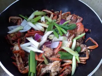 Make Crabs in the hot pot step 12