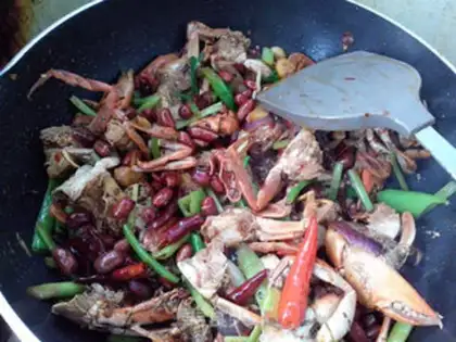 Make Crabs in the hot pot step 13