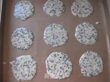 Make Black and white sesame pretzels step 7