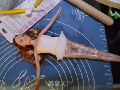 Make Barbie doll cake step 17
