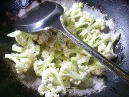Make Pyramids and broccoli step 1