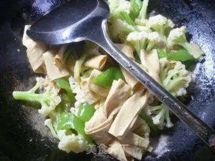 Make Pyramids and broccoli step 8