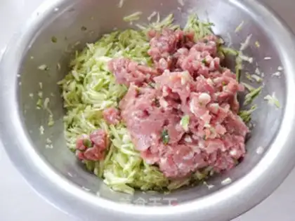 Make Squirty meat dumpling step 3
